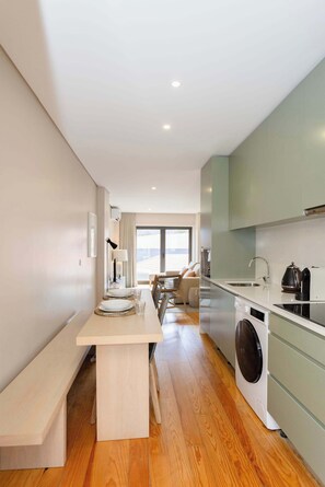 Fridge, microwave, stovetop, coffee/tea maker - Liiiving in Porto - Light Boutique Apartment (Porto)