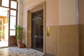Exterior detail - a wonderful residence a stone's throw from San Pietro wi fi free (Roma)