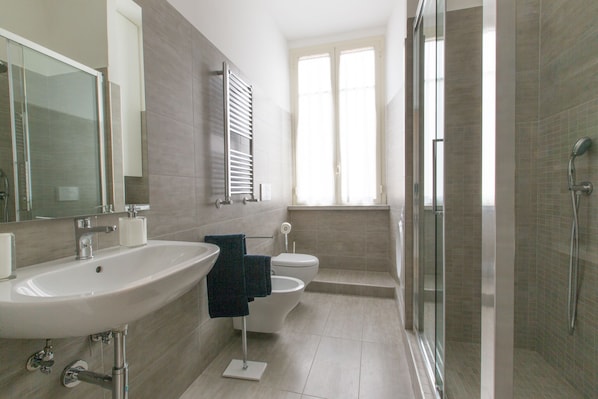 Dusche, Haartrockner, Bidet, Handtücher