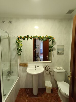 Bruser, hårtørrer, håndklæder, Toiletpapir
