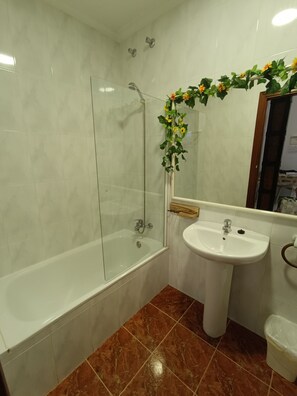 Chuveiro, secador de cabelo, toalhas de banho, papel higiênico