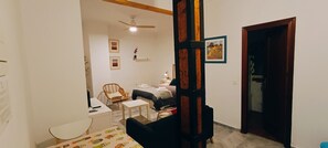 1 slaapkamer, een strijkplank/strijkijzer, gratis wifi, beddengoed