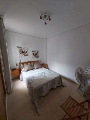 2 bedrooms, iron/ironing board, free WiFi, bed sheets - New apt, 3 persons, Air Conditioned, 2 min coves, Paseo and Playa del Cura (Torrevieja)
