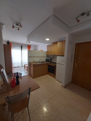 Kylskåp, mikrovågsugn, ugn och spishäll