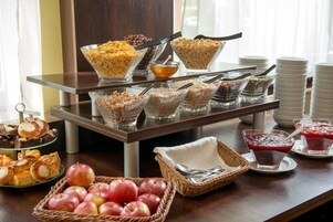 Daily buffet breakfast (PLN 40 per person)