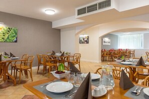 Frokost, lunsj og middag serveres, polske retter 