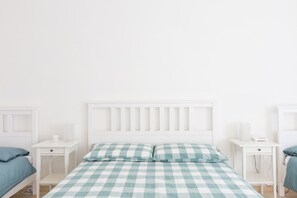 2 makuuhuonetta, tallelokero huoneessa, työpöytä, äänieristys
