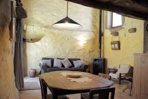 Fernseher, Kamin, Bücher, Arbeitsbereiche