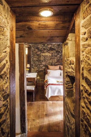 2 chambres, bureau, fer et planche à repasser, lit parapluie