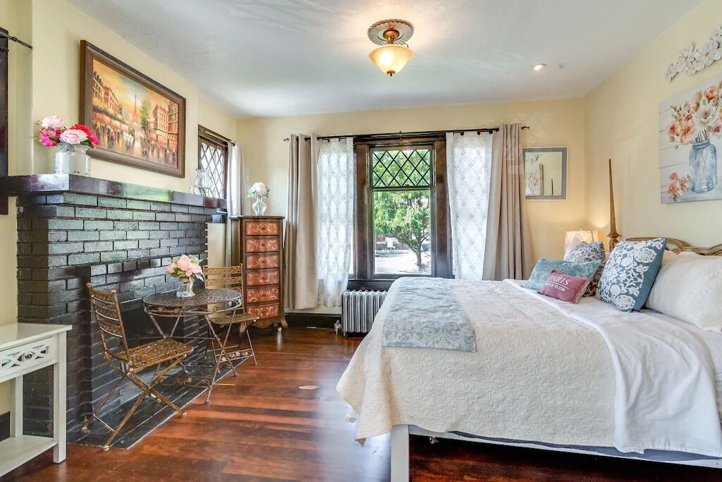 Aspenwood Manor- Airy & Fresh! Beautiful Restored Apt -French Villa