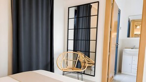 2 chambres, coffres-forts dans les chambres, fer et planche à repasser