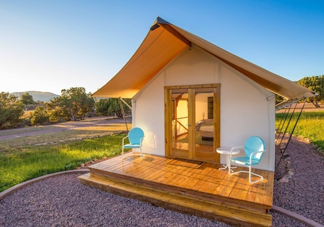 Terrace/patio. Glamping Tent Single Queen - Royal Gorge Cabins