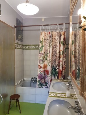 Douche, sèche-cheveux, bidet, serviettes fournies
