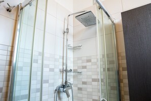 Dusche, Haartrockner, Bidet, Shampoo