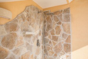 Douche, sĂšche-cheveux, bidet, shampoing