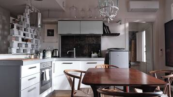 Kühlschrank, Ofen, Herdplatte, Wasserkocher mit Kaffee-/Teezubehör