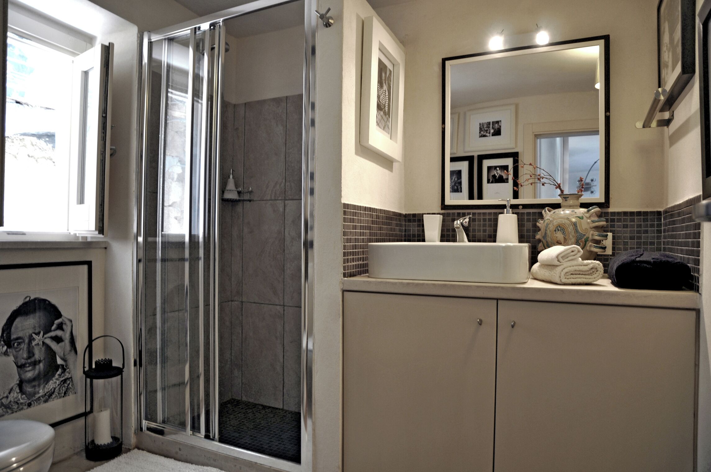 Shower, hair dryer, bidet, towels