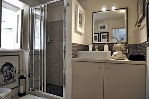 Shower, hair dryer, bidet, towels - Charming artist's hideaway with stunning view over Modica (modica)