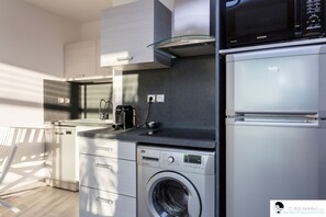 Réfrigérateur, micro-ondes, four, plaque de cuisson