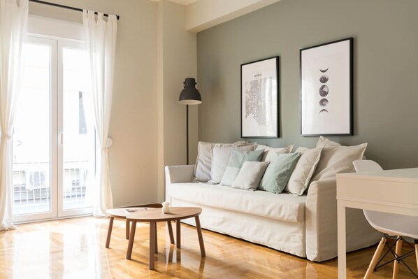 Smart TV, Netflix, books, streaming services