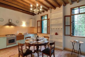 Frigorifero, forno, piano cottura, lavastoviglie