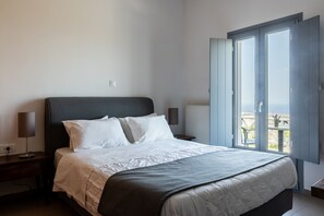 1 chambre, bureau, fer et planche à repasser, lit parapluie