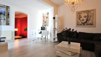 Apartamento (No. 6 - Belle Etage) | Zona de estar | Una televisión de pantalla plana, una mesa de tenis de mesa