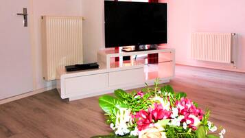 Apartment (No. 6 - Belle Etage) | Wohnbereich | Flachbildfernseher, Tischtennisplatte
