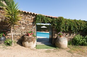 Outdoor pool - SOLAR DAS ARCAS Manor House: Deluxe Mountain (Arcas)