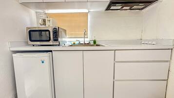 Jääkaappi, mikroaaltouuni, liesi, kahvin-/teenkeitin