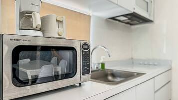 Refrigerador, microondas, placa de cocina, cafetera/tetera