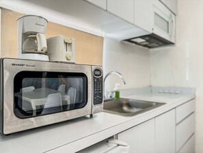 Refrigerador, microondas, placa de cocina, cafetera/tetera