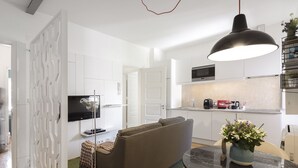 Eine moderne Wohnung mit Wohnzimmer, Küche und Essbereich.