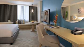 Executive Studio | Down comforters, in-room safe, desk, laptop workspace