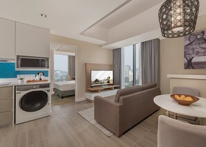 羽毛の掛け布団、セーフティボックス (室内)、デスク、ノートパソコン用作業スペース