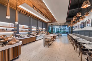 朝食、ランチ、ディナーに営業