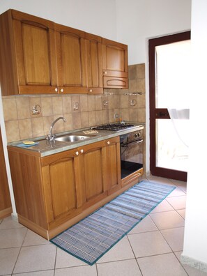 Kylskåp, mikrovågsugn, ugn och spishäll