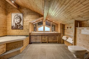 Bathtub, hair dryer, towels, soap - Stylish Chalet with Hot Tub in Peaceful Area (Chamonix-Mont-Blanc)