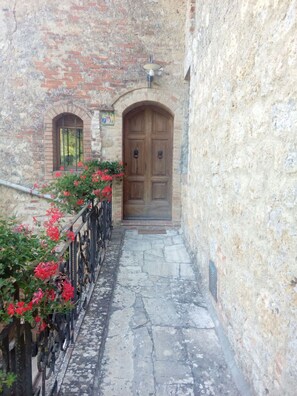 Exterior detail - "Torre di Sant'Ansano" Farmhouse (Siena)