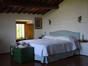2 bedrooms, desk, iron/ironing board, travel cot - "Torre di Sant'Ansano" Farmhouse (Siena)