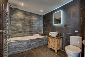 Badewanne, Haartrockner, Handtücher, Seife