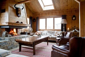 Fernseher, Kamin, DVD-Player