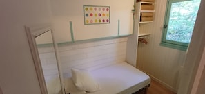 Iron/ironing board, travel cot, free WiFi
