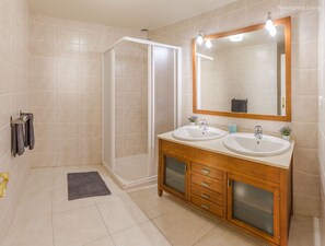 Douche, séchoir à cheveux, serviettes fournies