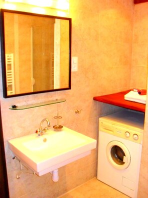 Shower, hair dryer, towels, toilet paper - Zonaflat.- Lazar Opera (free wifi) (Budapest)