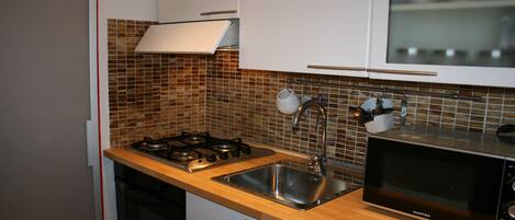 Kühlschrank, Mikrowelle, Herdplatte, Wasserkocher mit Kaffee-/Teezubehör