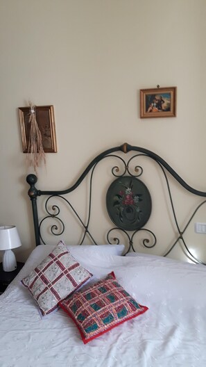 2 Schlafzimmer, Schreibtisch, Bügeleisen/Bügelbrett, WLAN