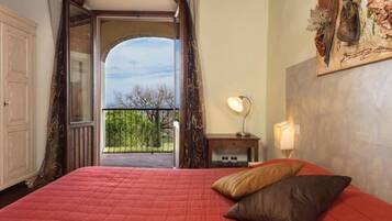 1 bedroom, travel cot, free WiFi, bed sheets