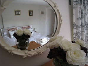 2 عدّة غرف نوم ومكواة/لوح كي وواي فاي وملاءات أسرّة