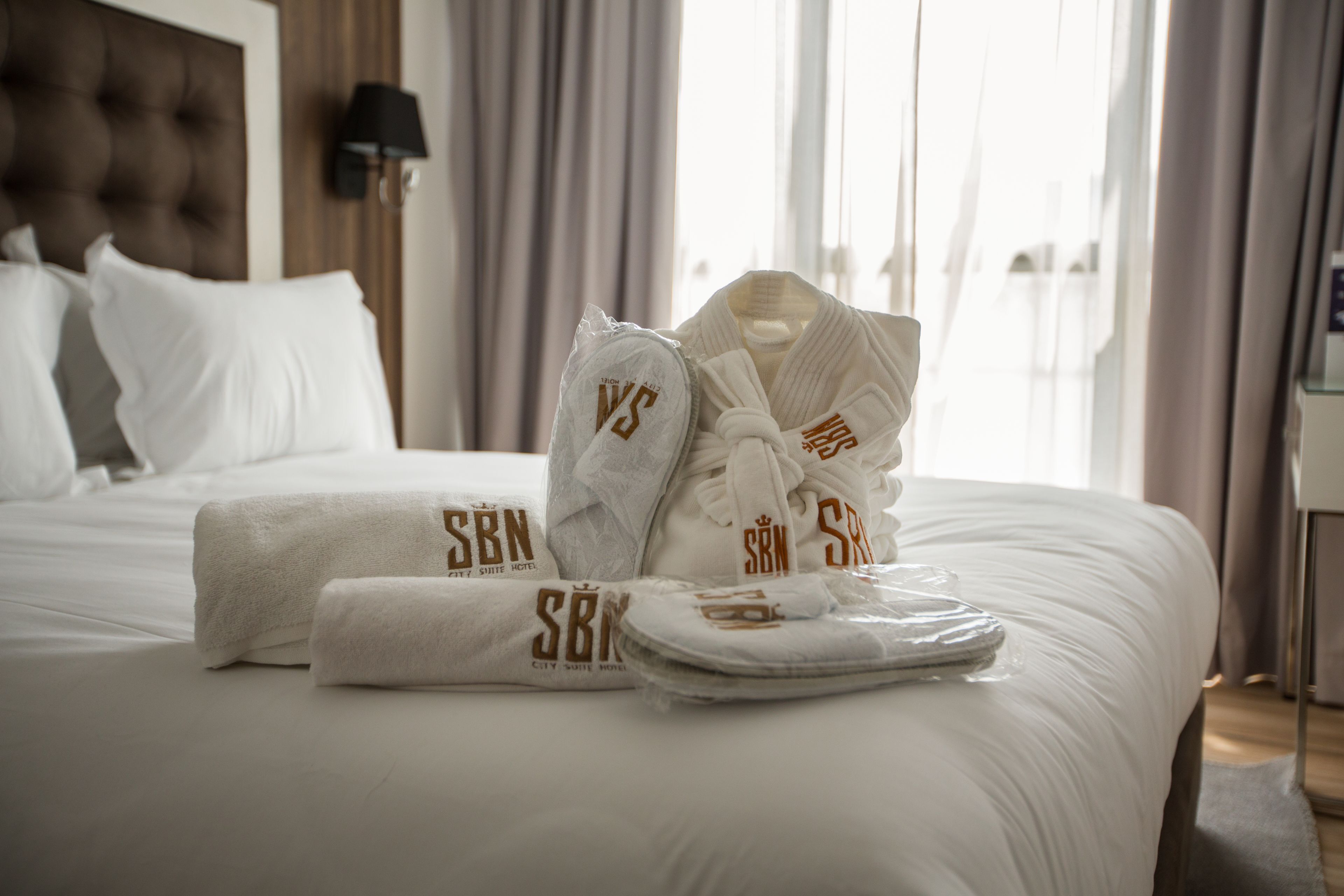 Hypo-allergenic bedding, minibar, in-room safe, desk